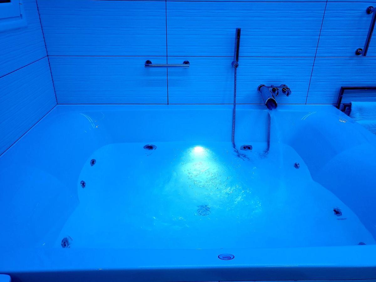 Romantic Deluxe Svite Wise Jacuzzi And Sauna Atena Exterior foto