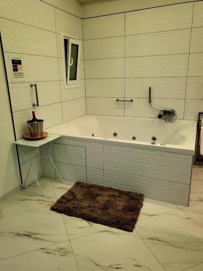 Romantic Deluxe Svite Wise Jacuzzi And Sauna Atena Exterior foto