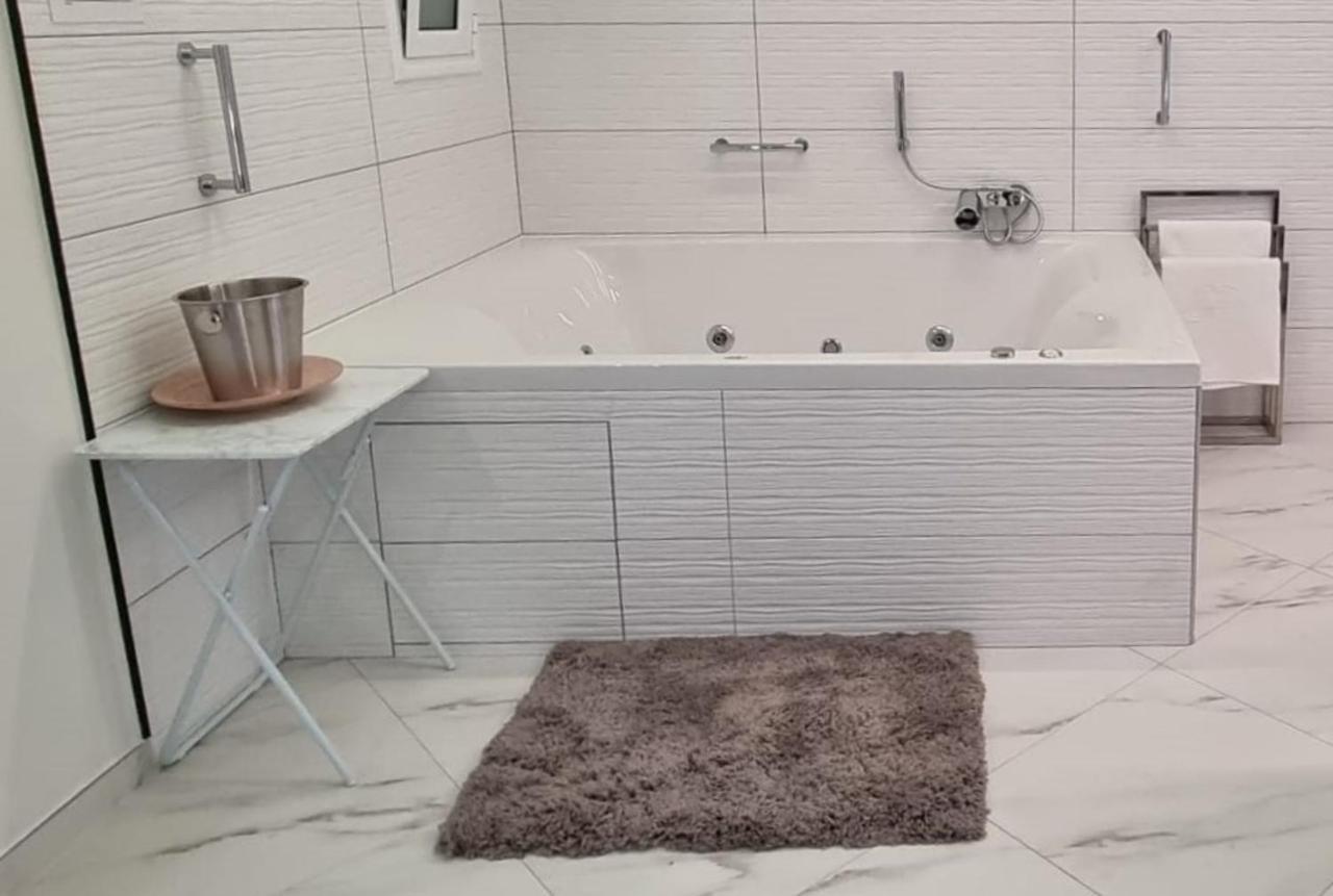 Romantic Deluxe Svite Wise Jacuzzi And Sauna Atena Exterior foto