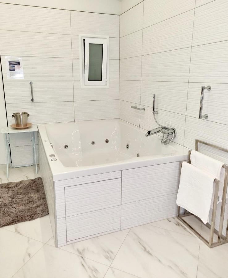 Romantic Deluxe Svite Wise Jacuzzi And Sauna Atena Exterior foto